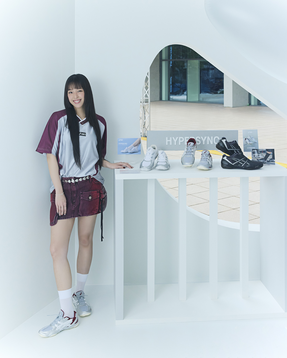 【車勢星聞】王渝萱以銀紅色系的運動感風寬版上衣搭配HYPERSYNC 鞋款，詮釋 ASICS SPORTSTYLE 的全新造型。