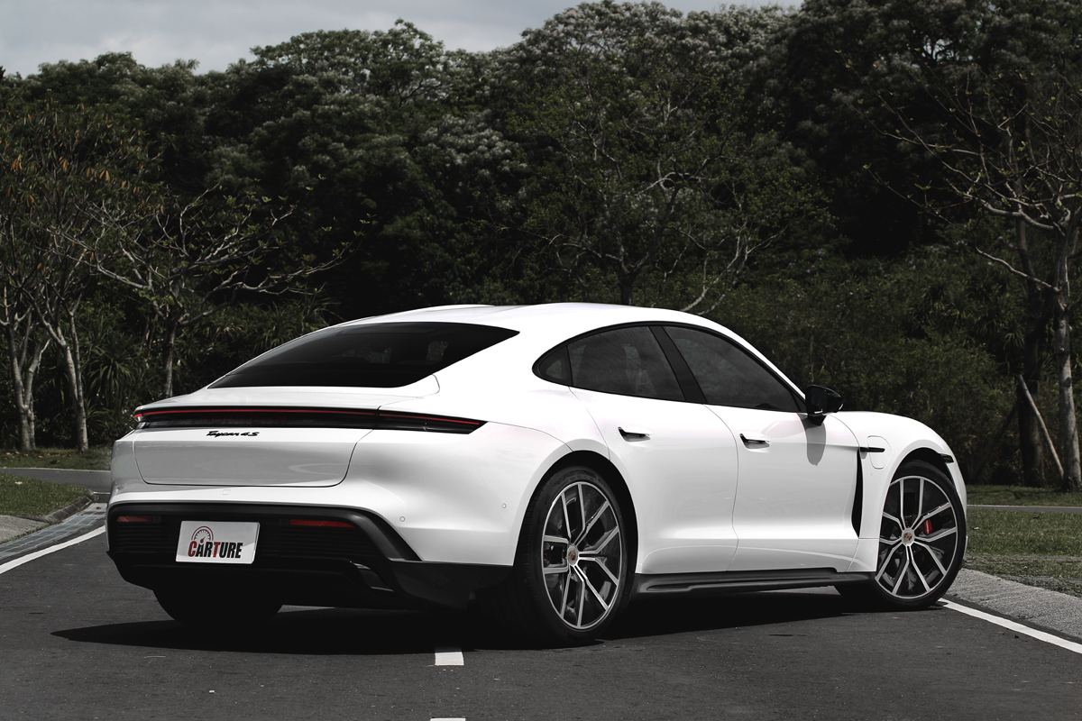 Taycan Taycan 4S Black Edition配置SportDesign外觀套件，側窗飾條與車尾車型名稱也採高亮澤黑色，另外車色也還有黑灰銀等色可選。