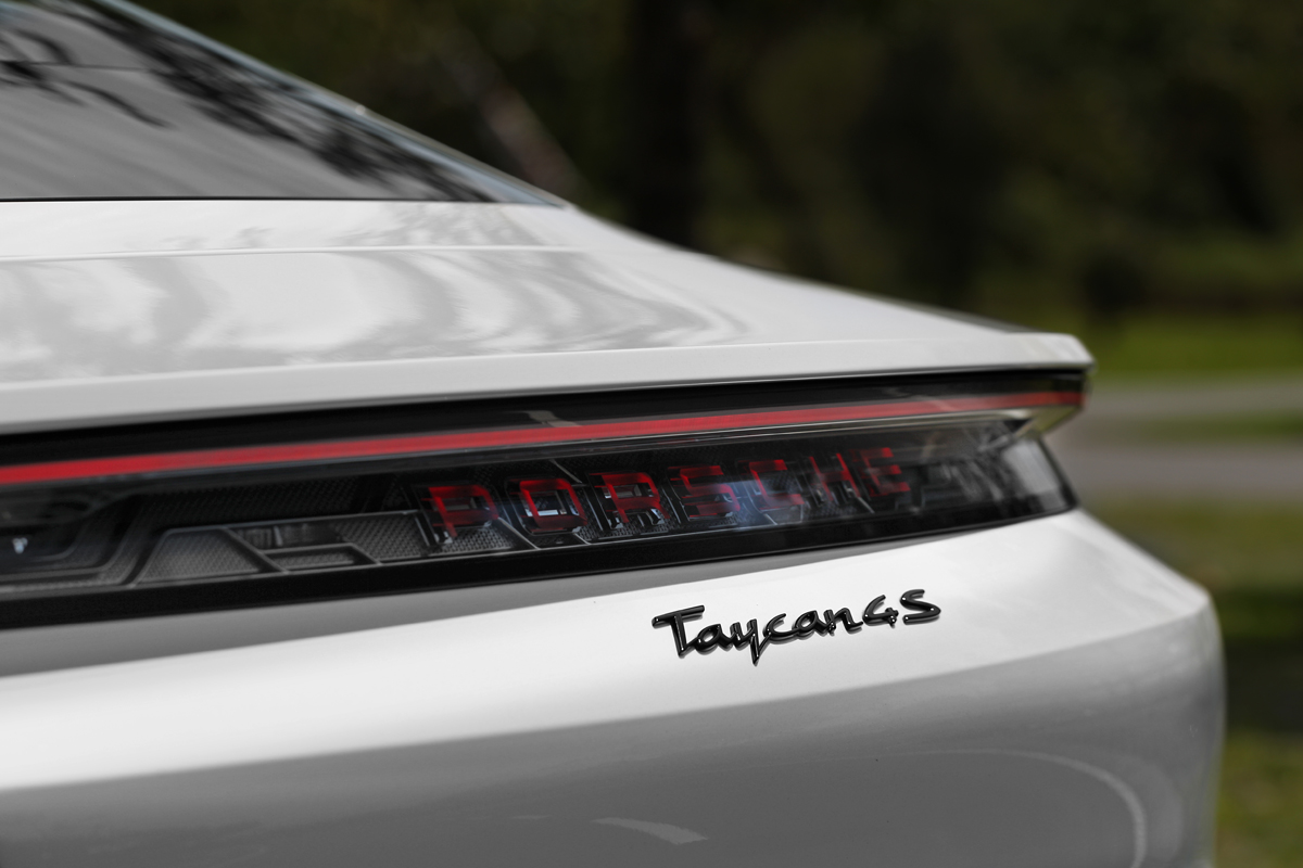 配備自發光‘PORSCHE‘黑色字樣。