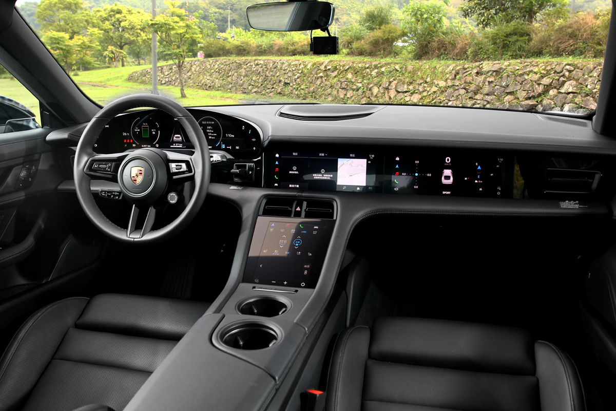 Taycan 4S Black Edition座艙配置黑色Accent特色套件。