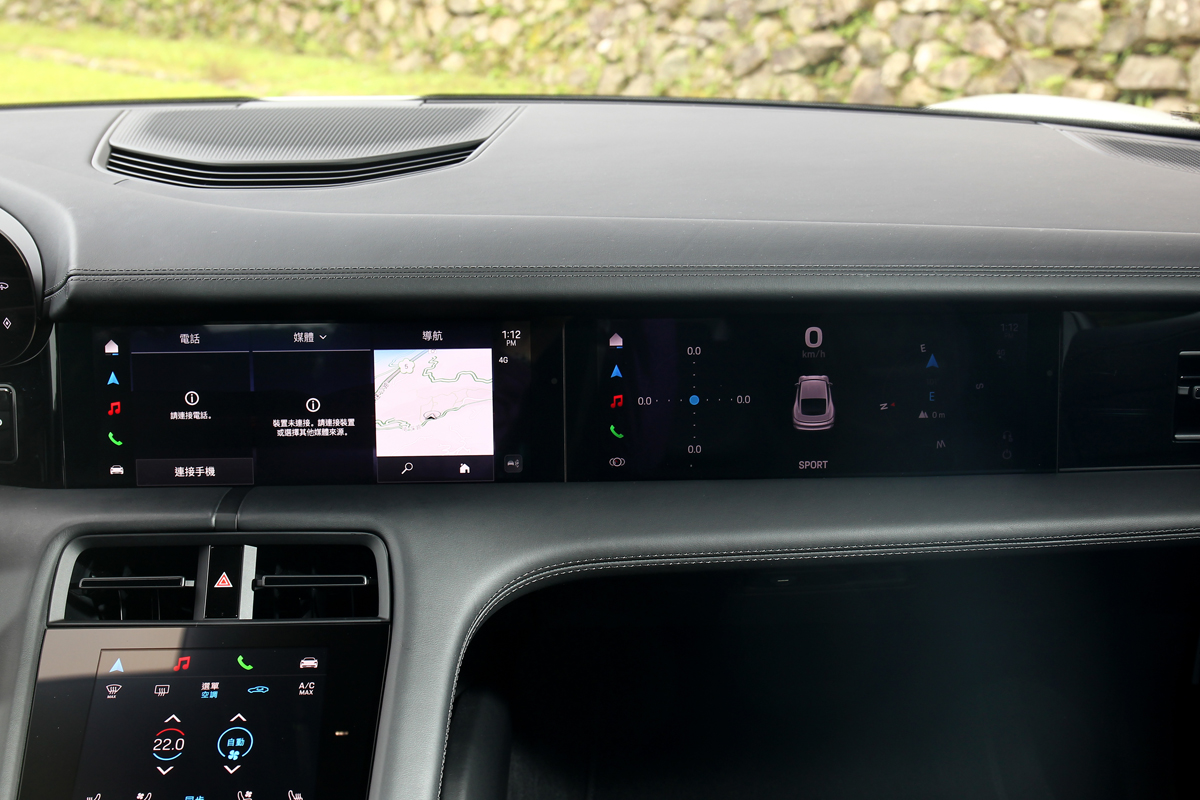 駕駛座螢幕為選配項目。