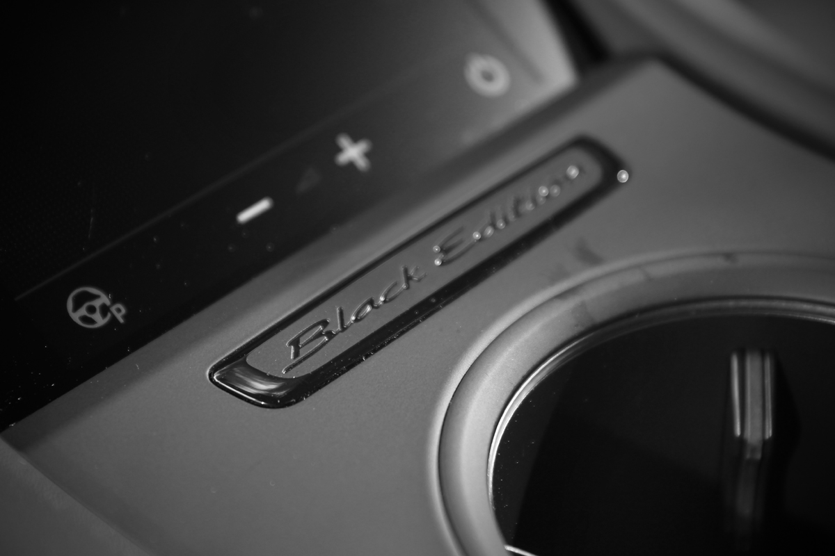 中央扶手處有‘Black Edition’銘牌。