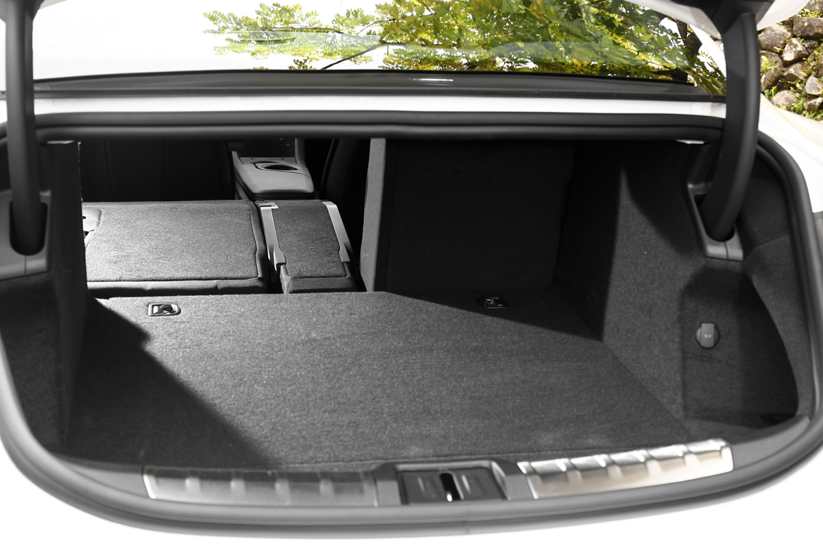 前後置物箱分別有81/407公升置物容積。