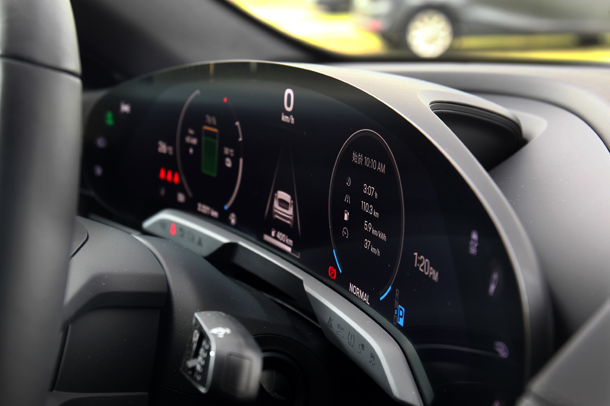 配備16.8吋曲面數位儀錶。