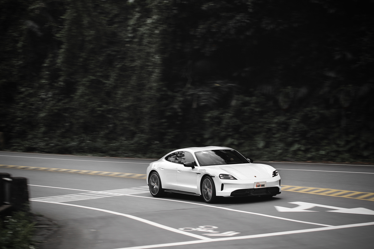 Taycan 4S Black Edition標配高性能升級電池，動力擁有598hp/72.4kgm最大輸出。