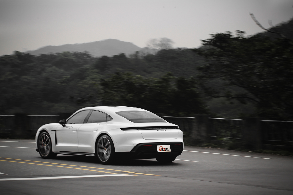 Taycan 4S Black Edition動力雖然強大，但正常行駛只會提供敏捷平順反應。