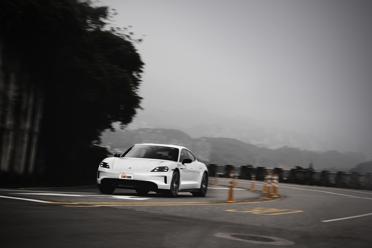 若是重踩598hp馬力可是會毫不保留的全數湧現，接著身軀就是被一股力量狠狠壓住。