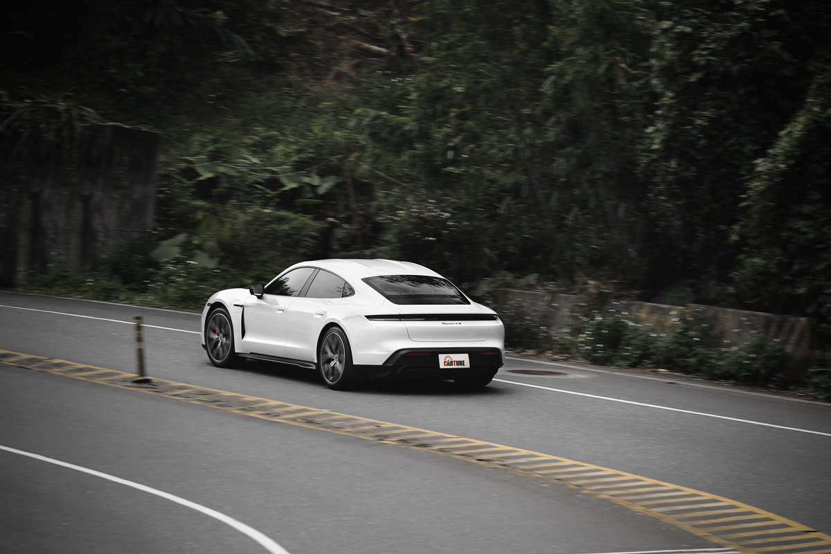 Taycan 4S Black Edition彎中絲毫感受不到多數電動車會有的笨重感受。