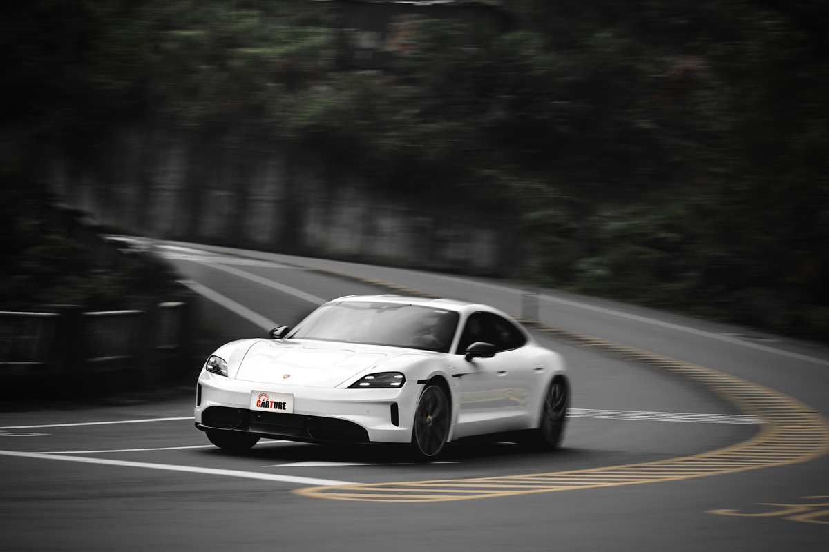 Taycan 4S Black Edition彎中絲毫感受不到多數電動車會有的笨重感受。