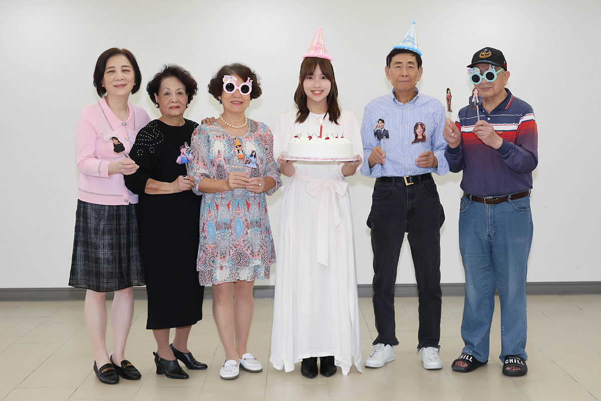 【車勢星聞】馬來西亞創作女聲陳佩賢現場深情獻唱了她的全新單曲「匿名的好友」及「惜命命」用歌聲傳遞溫暖與愛。(照片提供: 紅心字會)