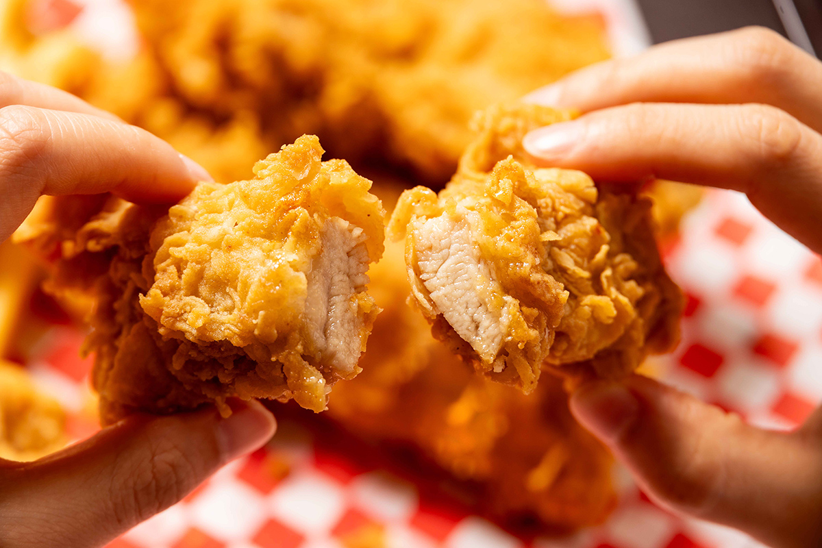 【車勢星聞】全新主餐「爆脆無骨雞腿霸」，採用整塊雞腿肉去骨製成，不同於常見雞柳條產品，完整保留整塊雞腿肉的厚實口感與多汁肉質。