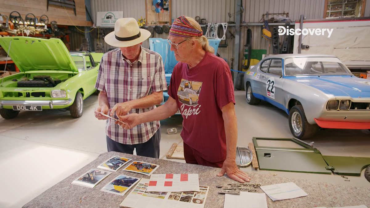 【車勢星聞】Discovery頻道《安特：天生技師》 圖說：為了確認車輛來歷，Ant的父親親自請教專家進行鑑定。