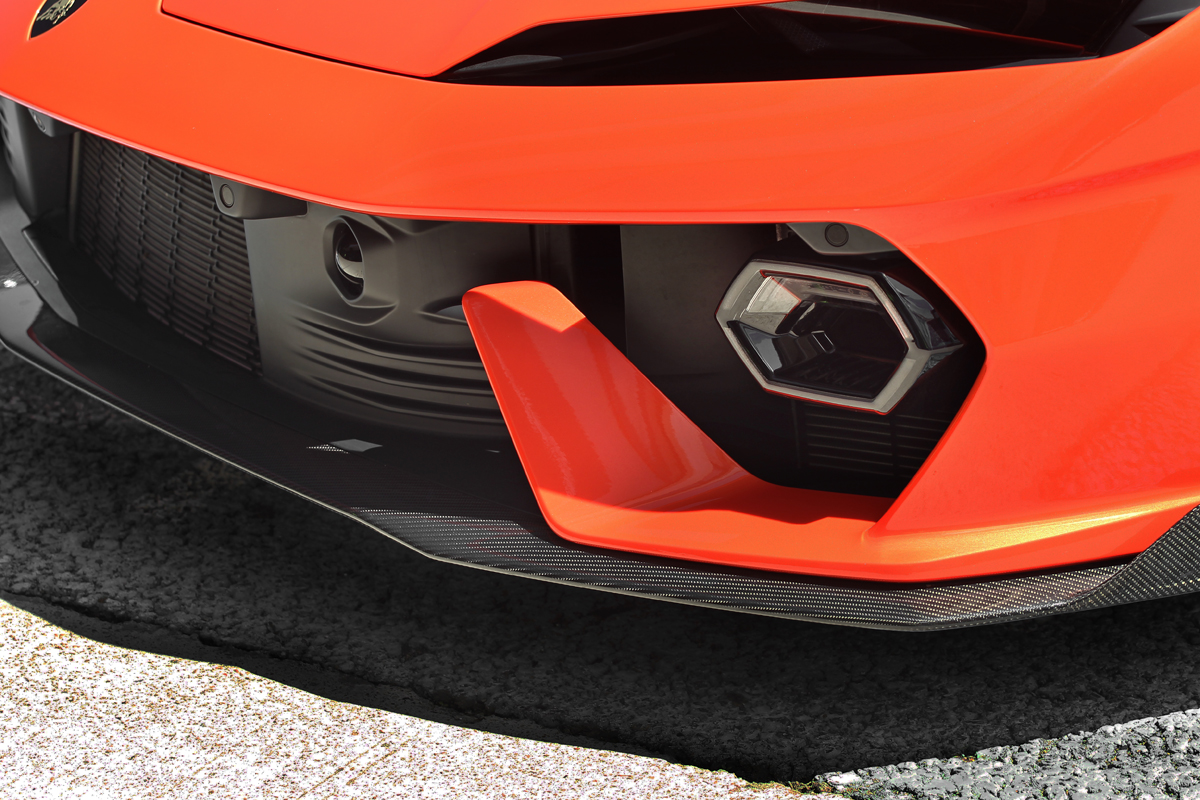 包含前下擾流在內的一圈碳纖維空力套件，足能省下25kg車重同時提升67%下壓力。