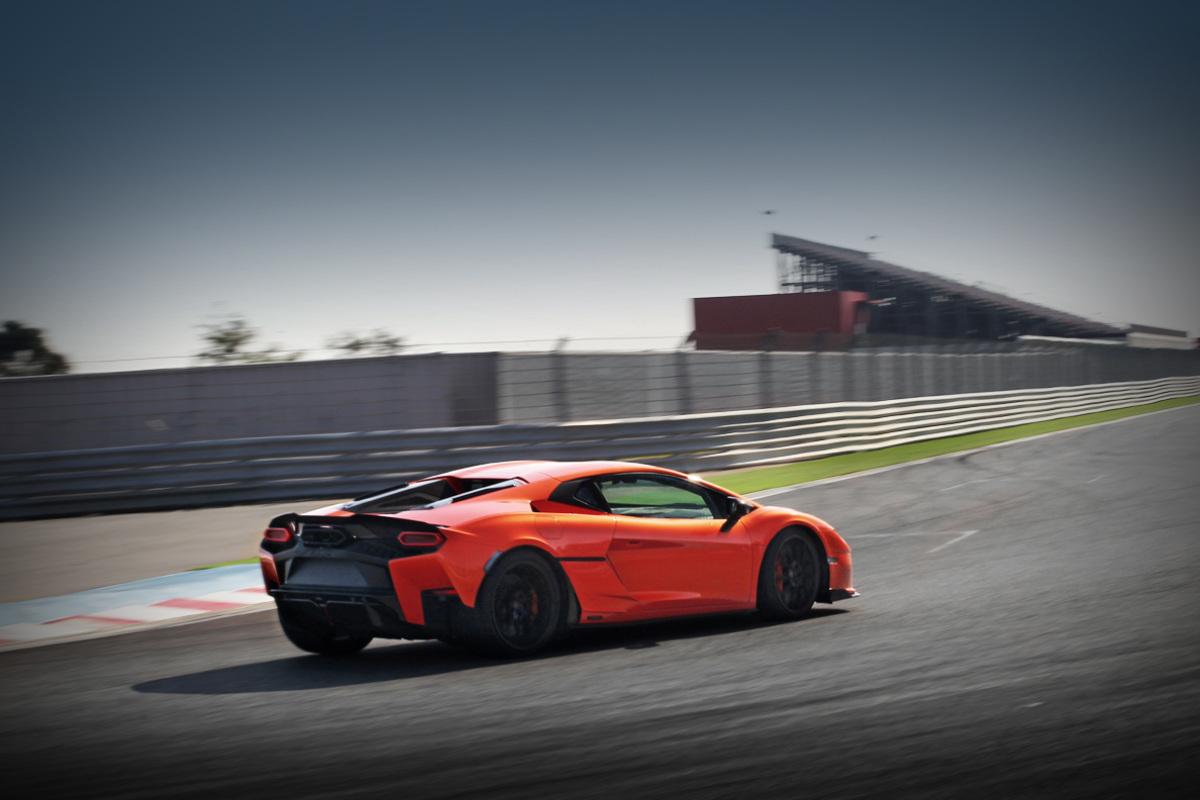 更輕的車重呈現在制動上確實有感，但下壓力部分在麗寶這種中低速賽道感受則相對不算太明顯。