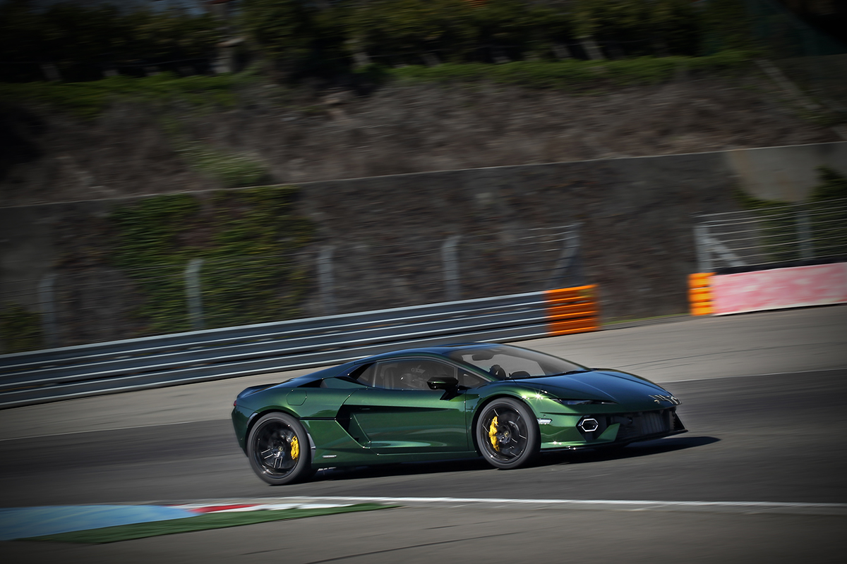 駕駛標準版Temerario依然帶來滿滿暴力相向，同時兼容日常駕駛想像。