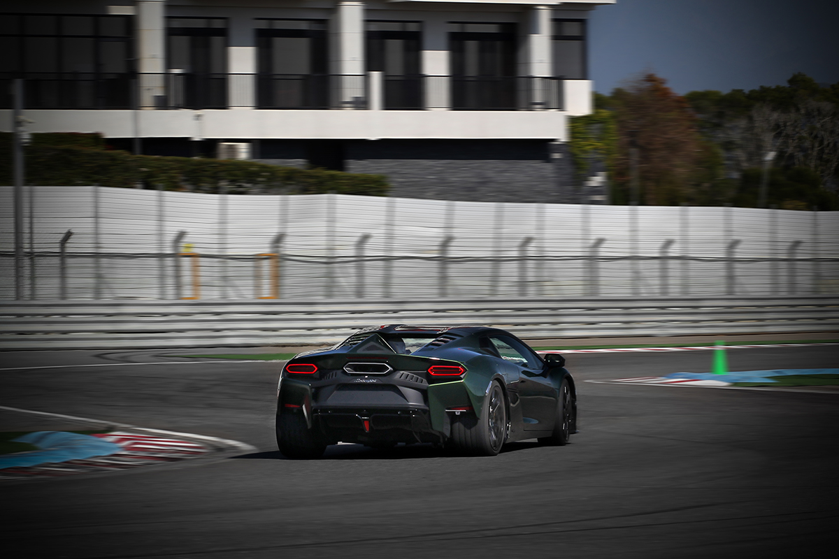 強大離心力卻被緊抓路面的循跡能力完全抵銷調，激盪出那種難以言喻的違和快感。