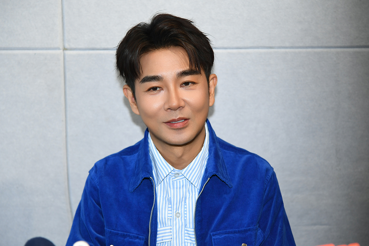 【車勢星聞】謝承均自認是「廚房小白」，靠反差萌代言鍋具。（圖：三立提供） 