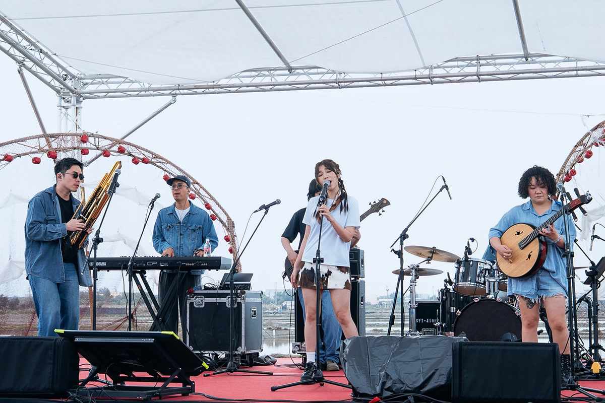 【車勢星聞】蔡家蓁「加入」同根生客串一日限定主唱，尺度大開展實力。（圖：想不到娛樂製造所提供） 