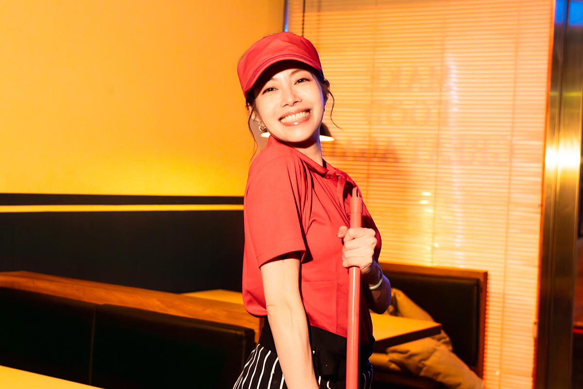 【車勢星聞】徐懷鈺〈幸好〉MV跨時空對話自我，揭年少打工歲月。（圖：滾石唱片提供） 