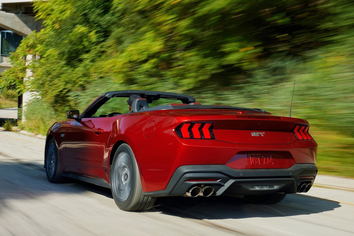 Ford申請的語音辨識增強專利，讓系統具備讀唇語辨識能力，當車室環境變吵雜時會自行啟動。