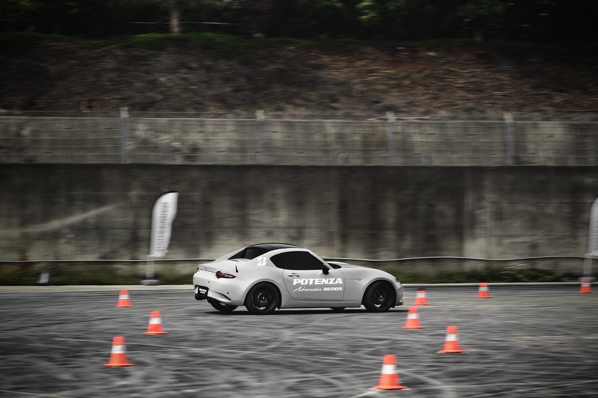 自身的車輛換了RE004後，彎中極限要比原廠配胎高出許多。