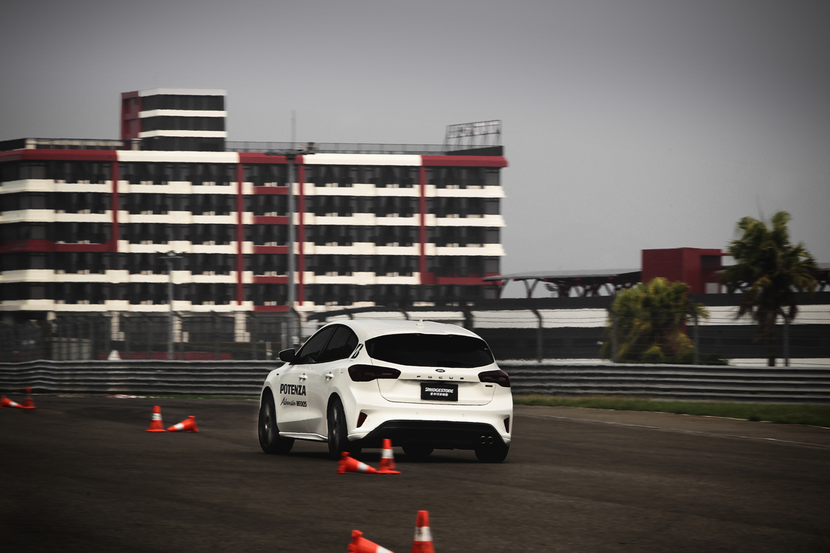 繞錐部分RE005也能讓車輛朝指定路線前進。