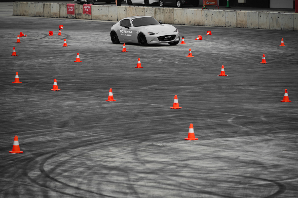 即便在金卡納急彎路線RE005也依舊穩如泰山全程沒有一絲不安。