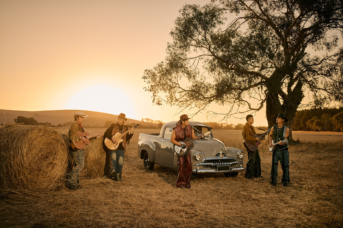 【車勢星聞】周杰倫「鄉間的路」MV搭復古老爺車穿梭在鄉間道路。（圖：杰威爾音樂提供） 