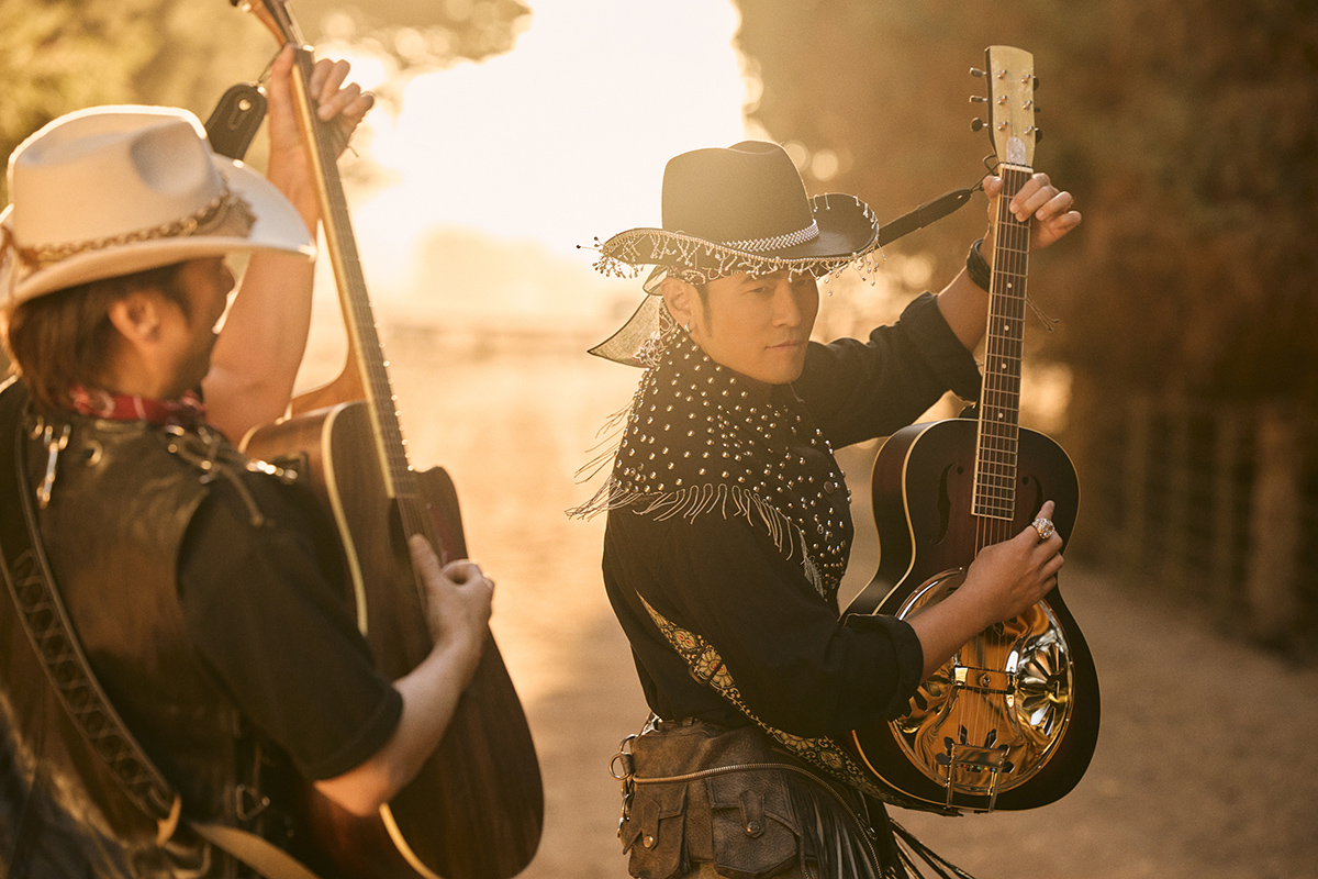 【車勢星聞】周杰倫「鄉間的路」MV搭復古老爺車穿梭在鄉間道路。（圖：杰威爾音樂提供） 