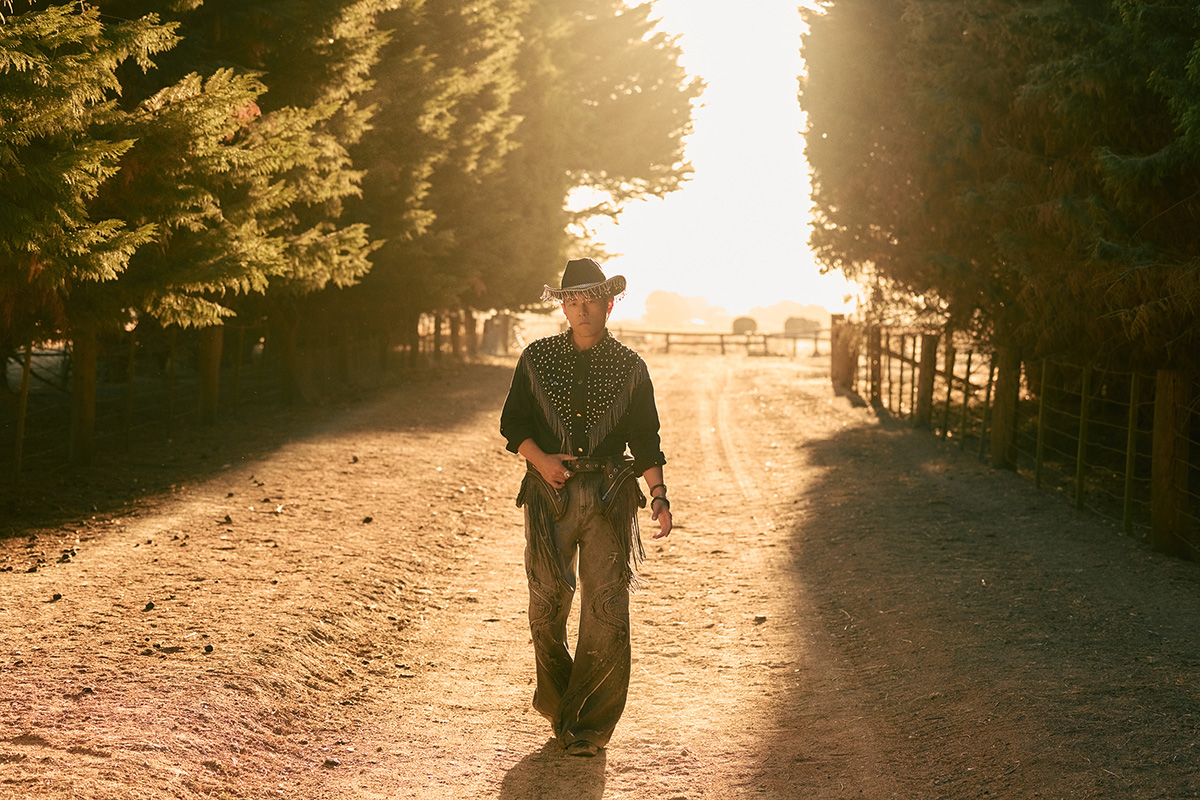 【車勢星聞】周杰倫「鄉間的路」MV搭復古老爺車穿梭在鄉間道路。（圖：杰威爾音樂提供） 