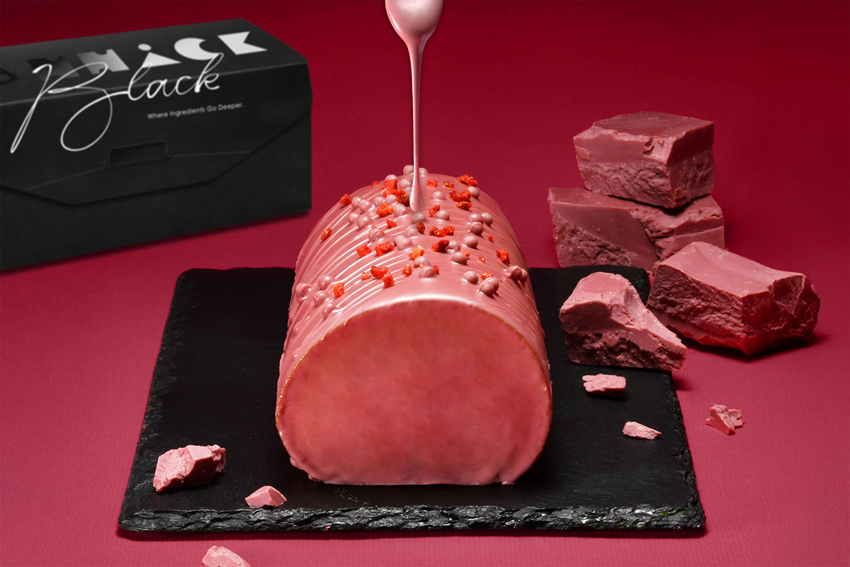 亞尼克母親節「紅寶石巧克力脆皮生乳捲」奢華登場。（示意圖：品牌提供）