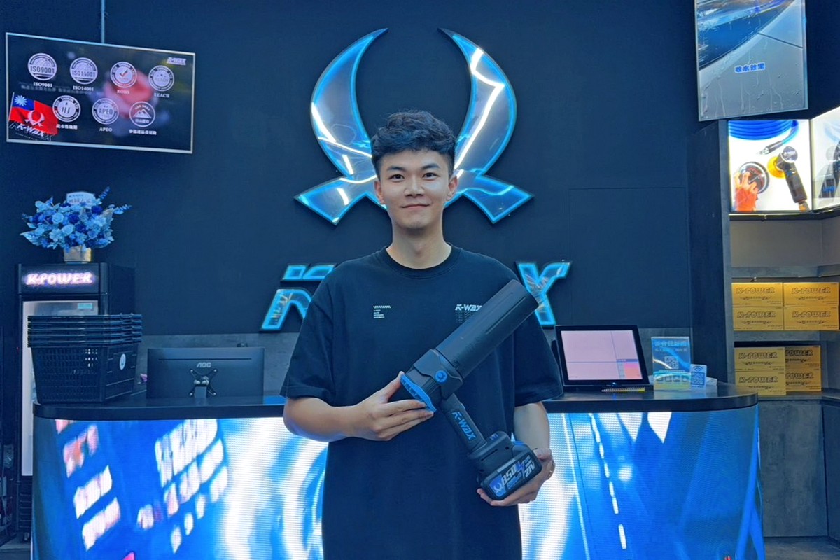 K-WAX台灣汽車美容材料領導品牌，品牌致力深耕台灣、站穩亞洲 、放眼世界。K-WAX創辦人曾聖凱接受媒體訪問，現場展示門市熱門產品。