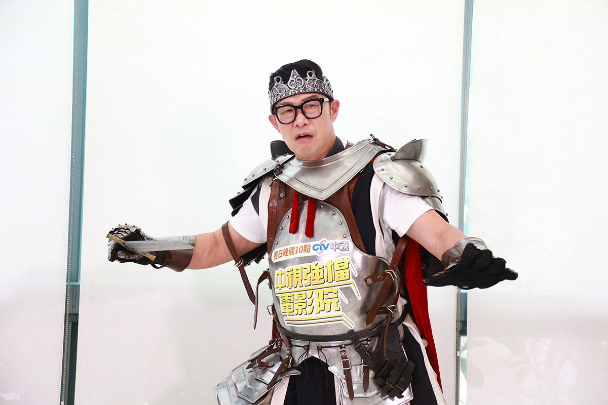 【車勢星聞】馬力歐穿12公斤盔甲扮羅密歐，笑稱下班不換裝騎車回家。（圖：中視提供） 