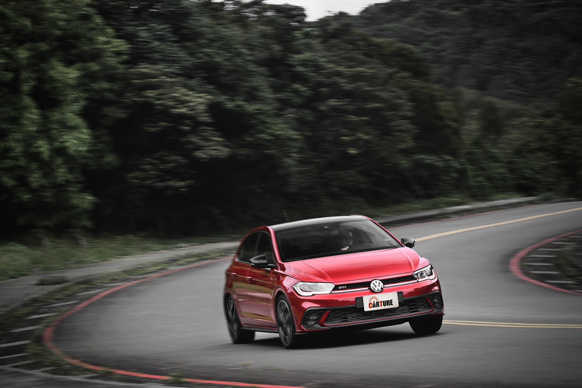 和Golf GTI相比Polo GTI因重量較輕加上尺碼又較小，因此在山路擁有更靈活的個性。