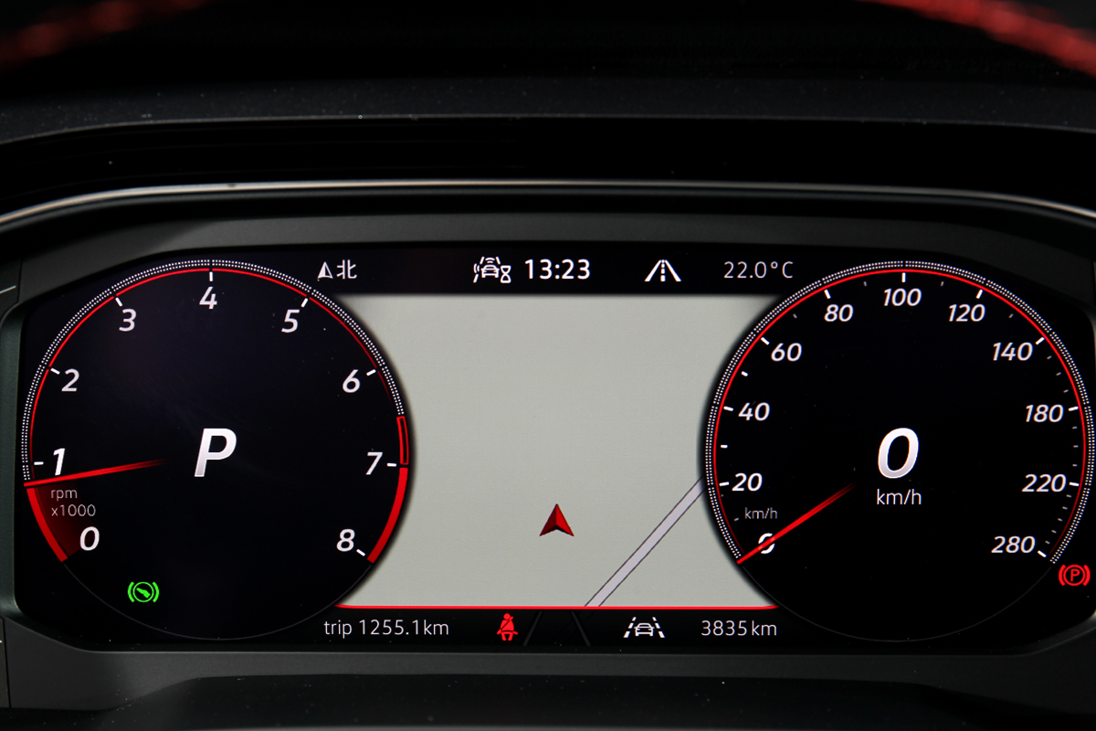 數位儀錶為10.25吋。