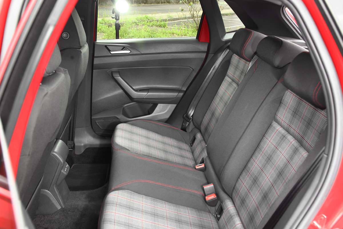 2,549mm軸距後座就堪用。