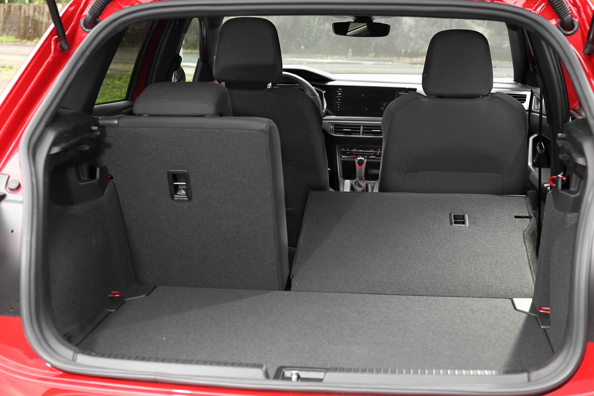 行李廂至物容積為305～1,079公升。