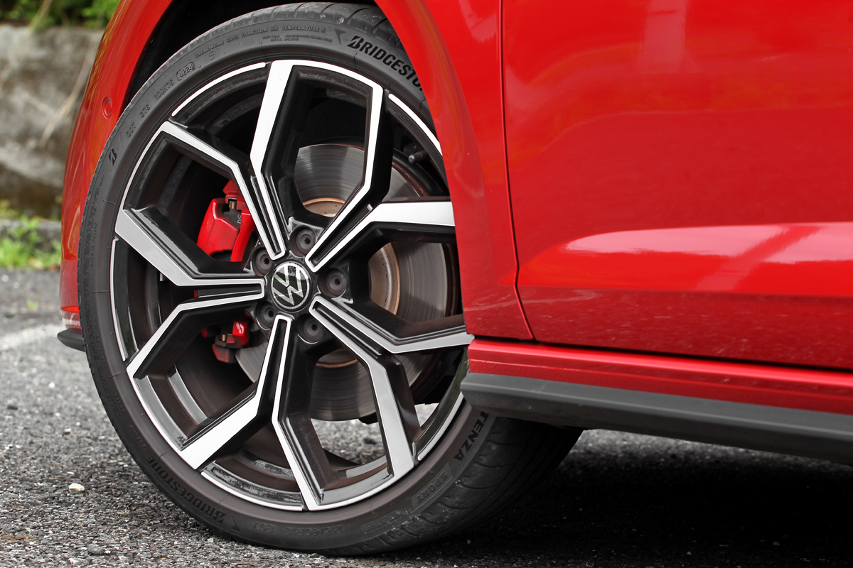 輪胎尺寸為215/40 R18。