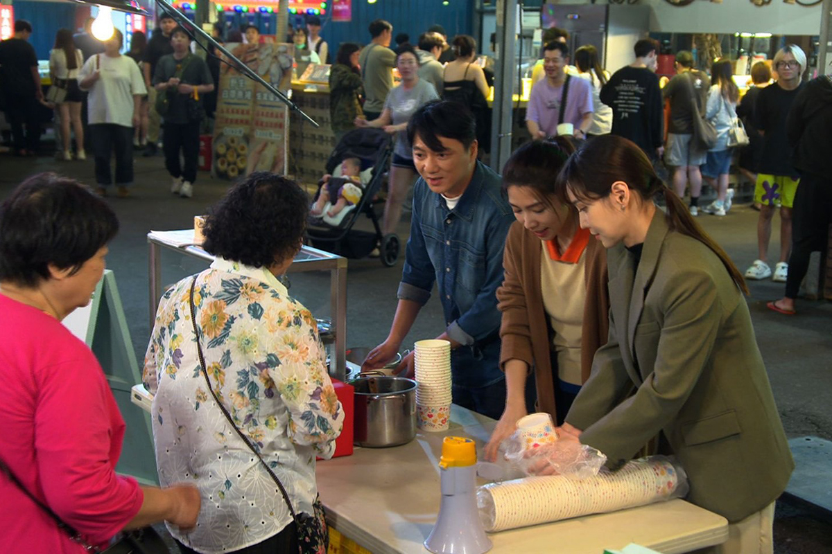 【車勢星聞】《豆腐媽媽》夜市實景拍攝，演員群成「移動式景點」。（圖：民視提供） 