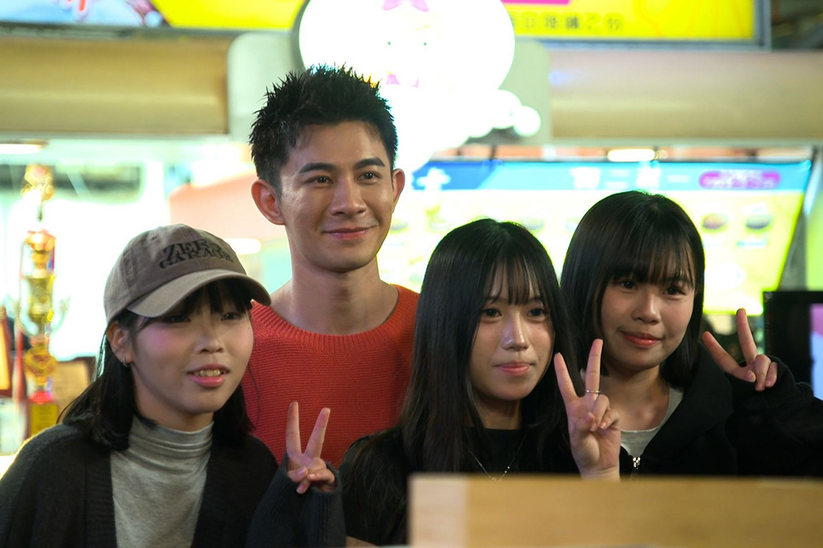 【車勢星聞】《豆腐媽媽》夜市實景拍攝，演員群成「移動式景點」。（圖：民視提供） 