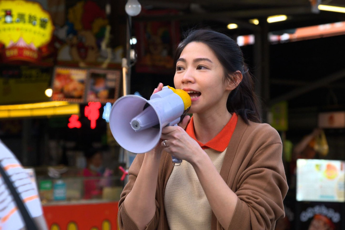 【車勢星聞】《豆腐媽媽》夜市實景拍攝，演員群成「移動式景點」。（圖：民視提供） 