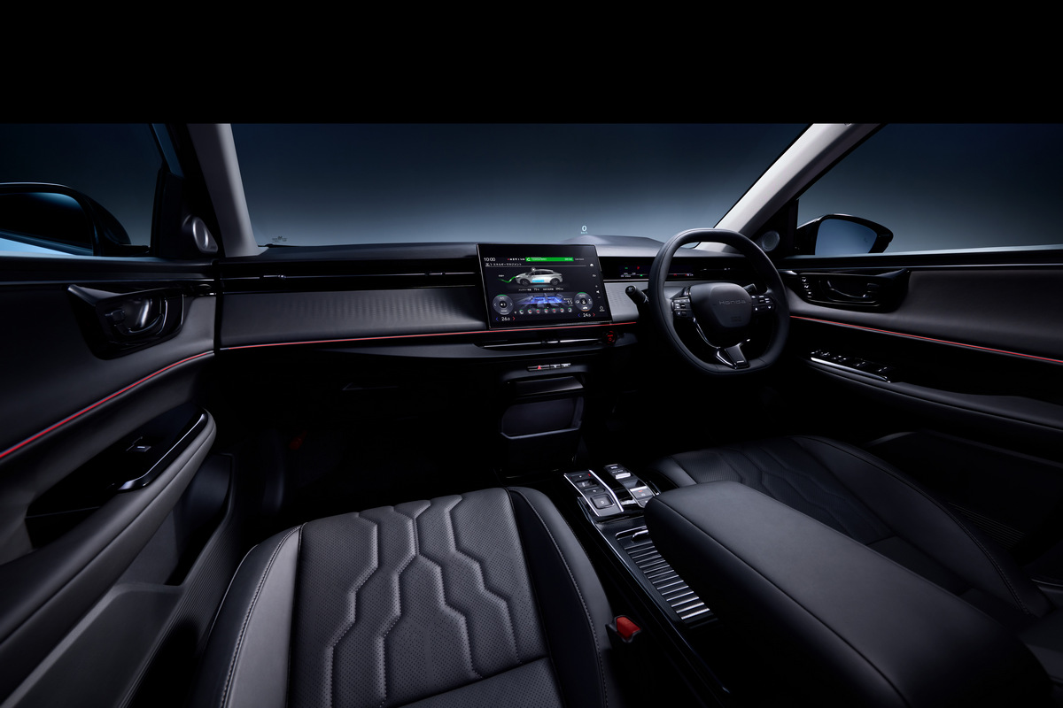 Insight配備9.4吋數位儀錶、12.8吋中控螢幕與11.5吋抬頭顯示器。