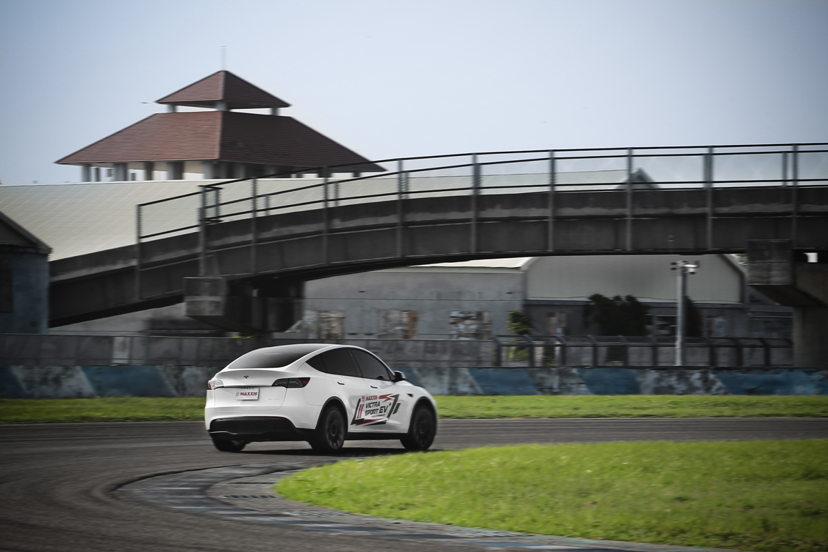 下一圈提高車速VSEV+仍給予精湛的抓地力。