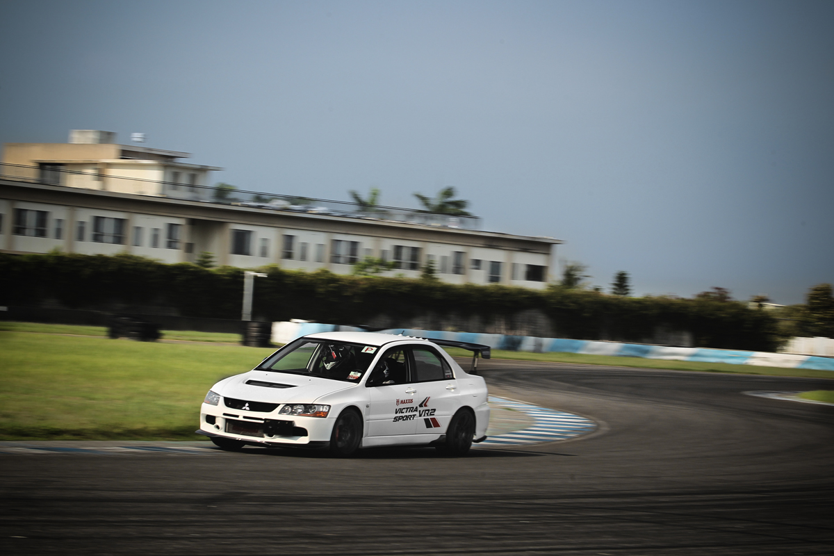 車手表示Victra Sport VR2有著和RE-71RS相當的表現，甚至多圈下來穩定度還更出色。