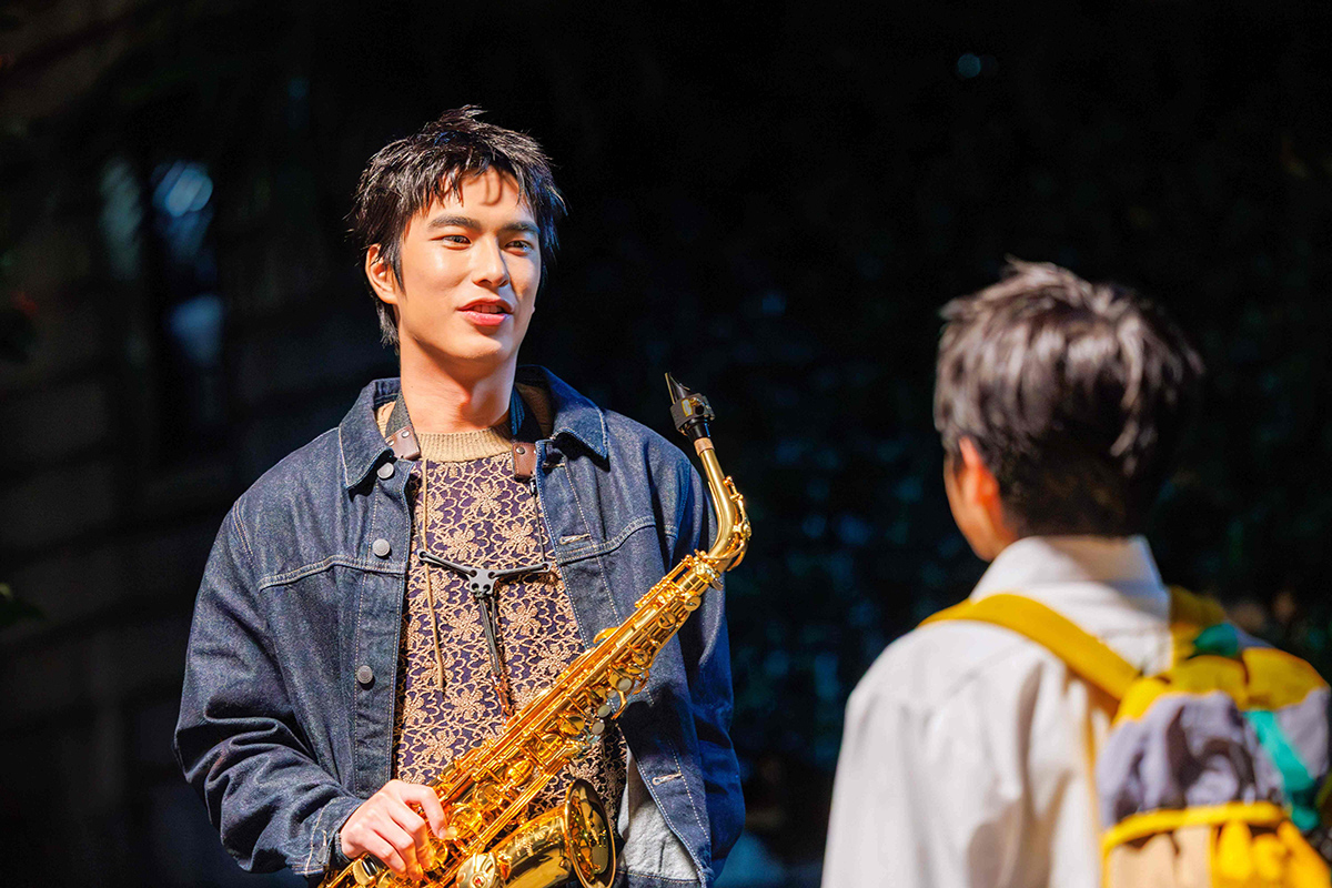 【車勢星聞】靈感源自兩人深夜長談，曾敬驊以「拍片如樂團」的體感出發，化身街頭藝人，象徵與電影創作的緊密連結。(台北電影節提供)