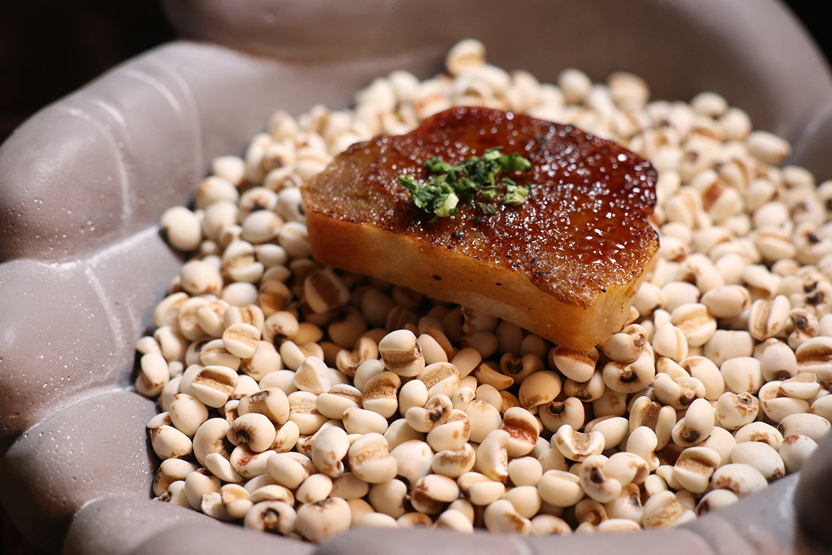 「倉廩」新菜山東蔥餅佐焦糖雞肝慕斯。（示意圖）