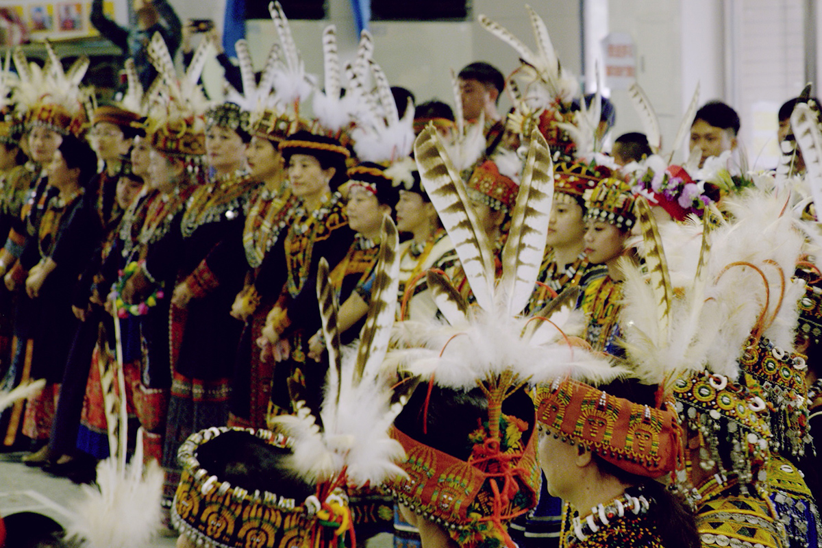 【車勢星聞】【飛吧！熊鷹】劇照_本片關注原住民部落文化脈絡，呈現熊鷹羽毛在部落中的象徵意義。(照片「采昌國際多媒體」提供)