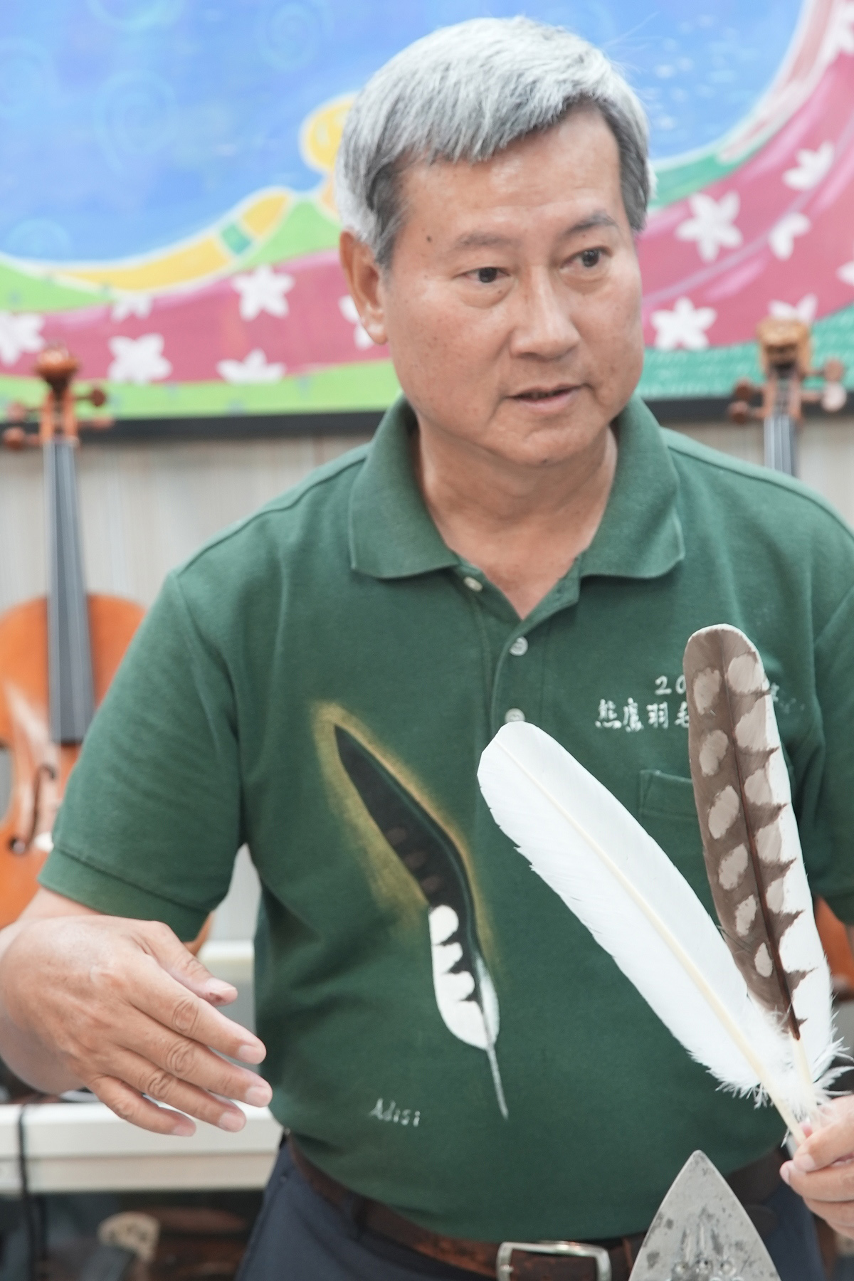 【車勢星聞】【飛吧！熊鷹】劇照_工藝師鍾金男致力推動仿真羽毛技術。(照片「采昌國際多媒體」提供)