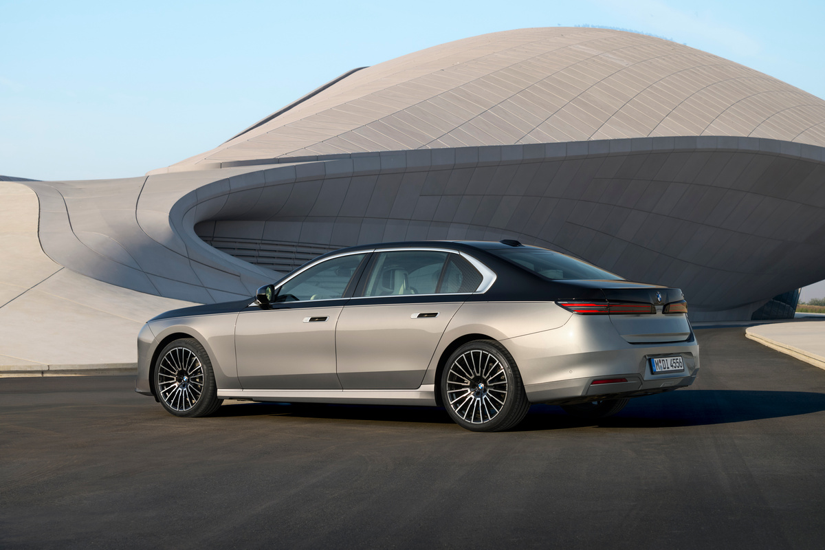 BMW 7系列提供燃油740 xDrive與740d xDrive及插電式油電750e、M760e xDrive和純電i7 50 xDrive、i7 60 xDrive、i7 M70 xDrive。
