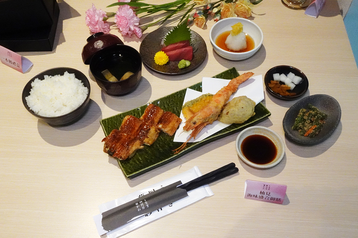 「うなぎ四代目菊かわ」在母親節期間推出之「柚見・海味盛合御膳」，藉由清爽的柚子香氣賦予直火炭烤鰻魚多一層溫潤香氣，並集結經典鰻魚飯，以及搭配柚子天婦羅醬汁享用的大尺寸的黑虎蝦天婦羅、東港的黑鮪魚腹部刺身，一次滿足炙烤、酥炸與生鮮三種吃法。